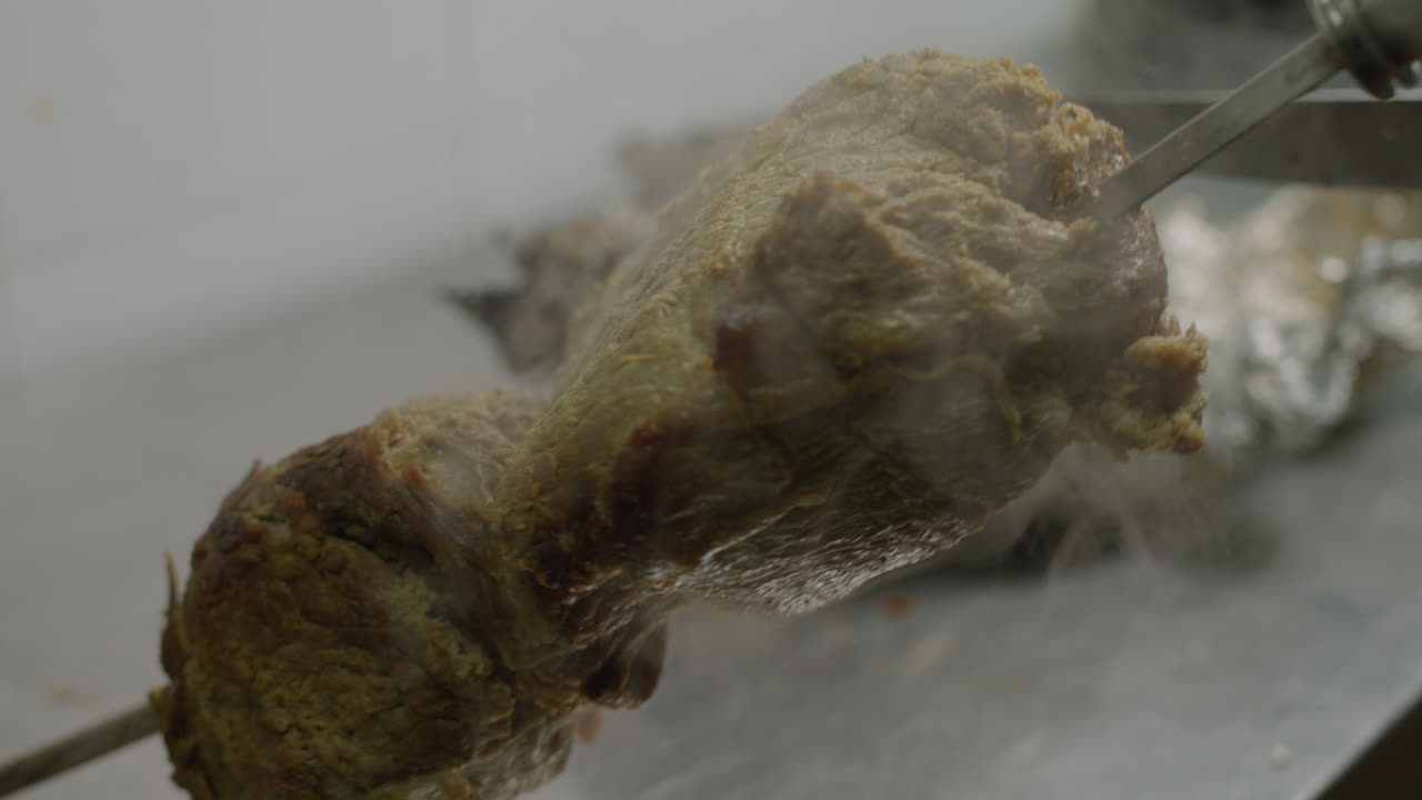 요리 된 맛있는 고기 스피어