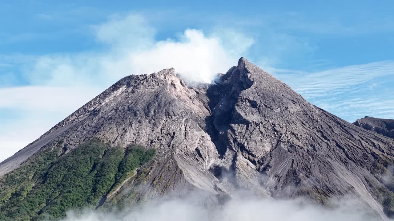Rekaman udara 4K yang menampilkan puncak Gunung Merapi Yogyakarta, dengan langit biru cerah