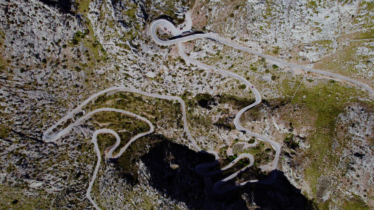 paso de montaña coll dels reis en mallorca, españa - disparo desde un avión no tripulado