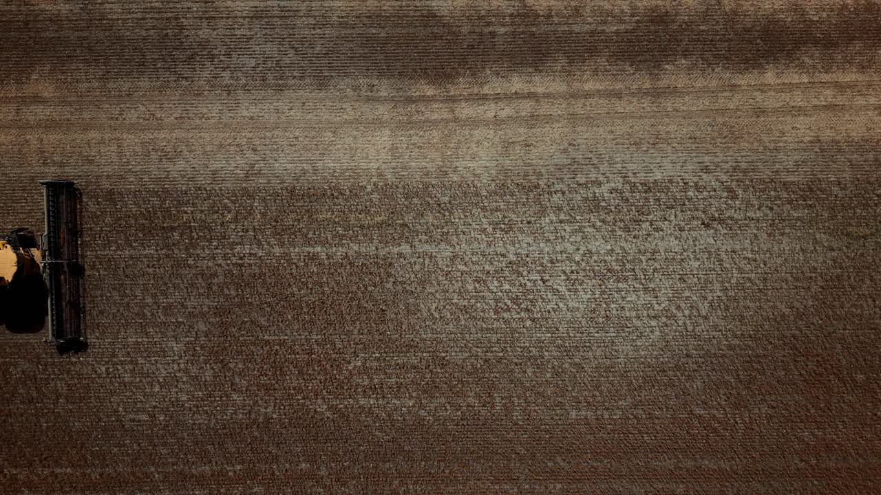 작물을 수확하는 운전 농장의 느린 이동 오버헤드 시간 지연