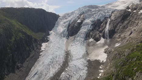 cierre de imágenes de drones de un hermoso glaciar en noruega