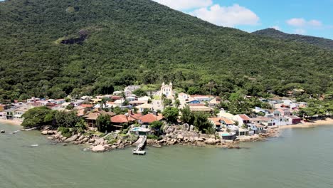 Vista-Aérea-De-Drones-Del-Histórico-Barrio-Colonial-Portugués-Con-La-Antigua-Iglesia-Brasileña-De-Arquitectura-Portuguesa-En-Ribeirão-Da-Ilha-Florianópolis