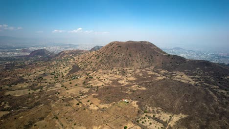 toma frontal de un volcán extinto cerca de la ciudad de méxico durante un día muy contaminado