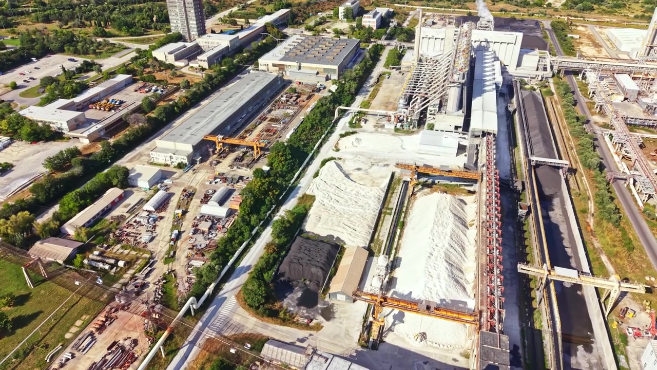 Área industrial con fábricas e instalaciones de almacenamiento ubicada en una ciudad durante el día