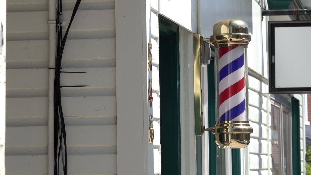 poste de barbero gira en un edificio de tablillas con cables coaxiales
