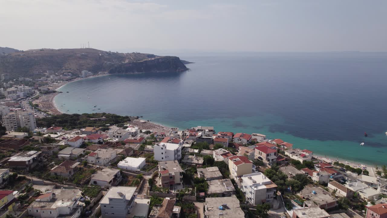 히마레 해안선, 아름다운 청록색 이오니아 바다, 여행 목적지의 공중 전망