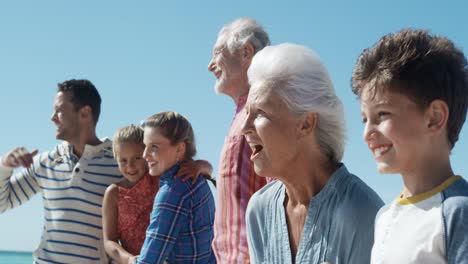 familia disfrutando del tiempo libre en la playa juntos