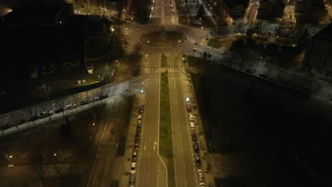 Toma-Aérea-De-Una-Gran-Rotonda-Iluminada-Por-La-Noche-En-La-Ciudad-De-Salamanca,-España