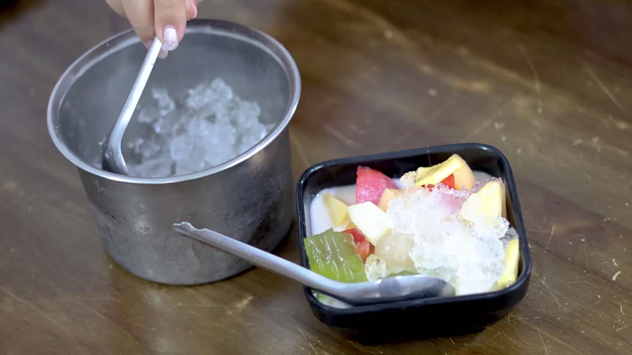 과일 디저트 에 얼음 을 첨가 하는 것