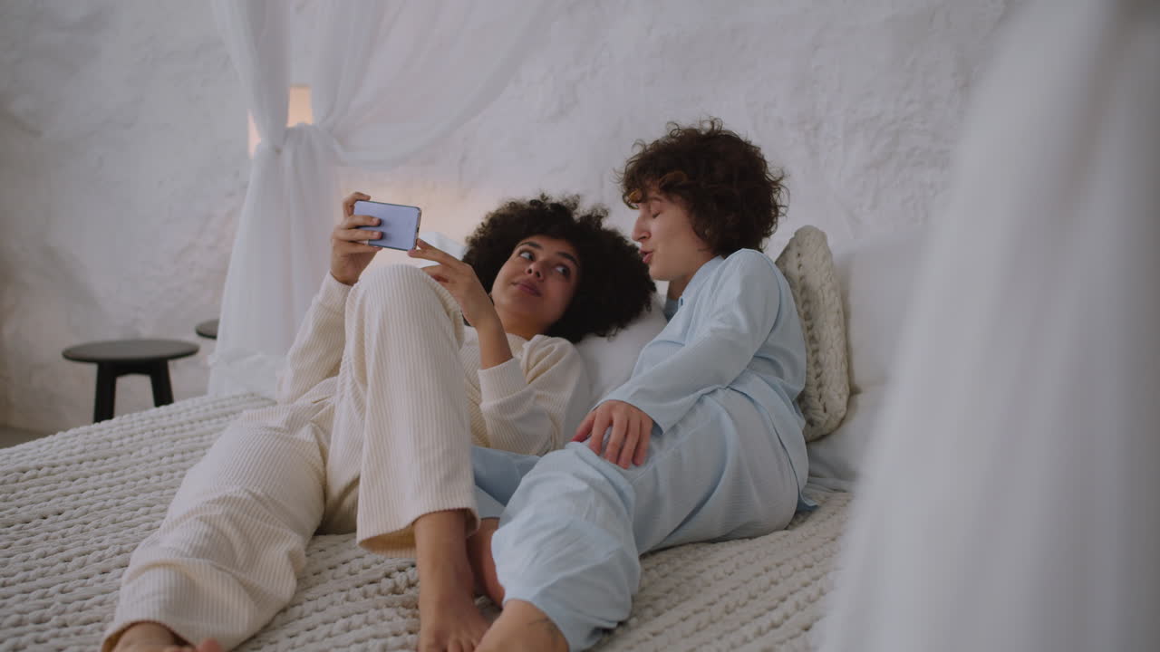 침대에 누워있는 사랑스러운 커플