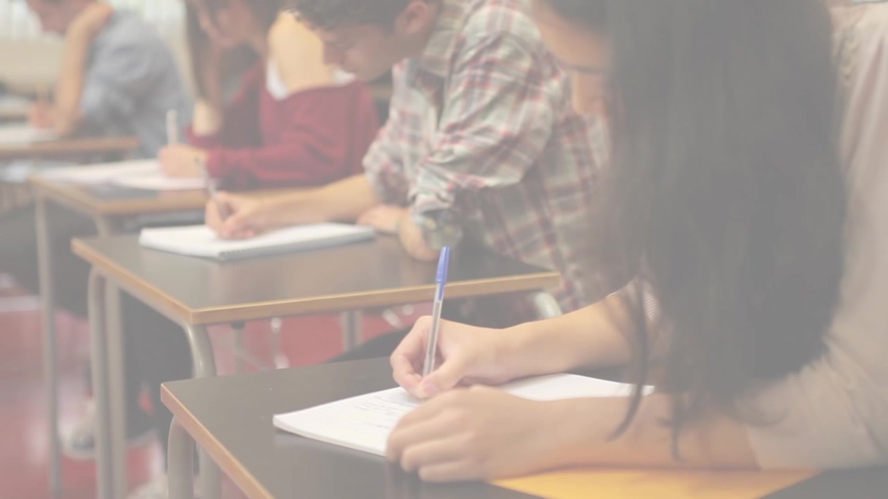 Animazione con sfondo luminoso su diversi studenti durante l'esame