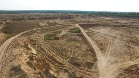 vista aérea de una cantera o un pozo de arena con carreteras polvorientas