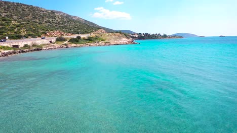 hermoso balneario en la costa egea de grecia con aguas de color acuático desde una vista de avión no tripulado