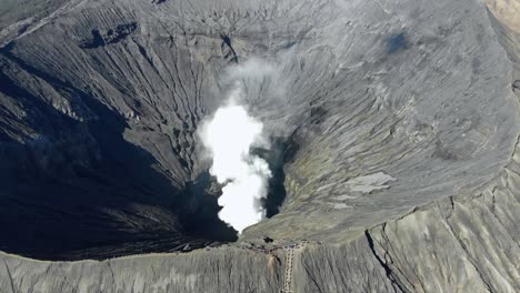 Atemberaubendes-Luftvideo-Von-Der-Mündung-Des-Vulkans-Mt-Bromo,-Ost-java,-Indonesien