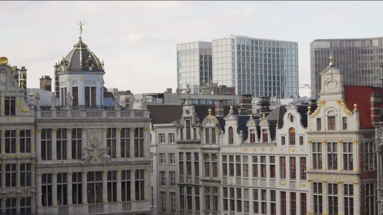 Horizonte de Bruxelas, Bélgica, com edifícios antigos e edifícios de escritórios modernos - Vista da Grand Place.
