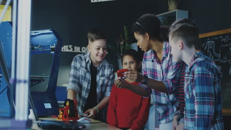 students learning 3d printing in class