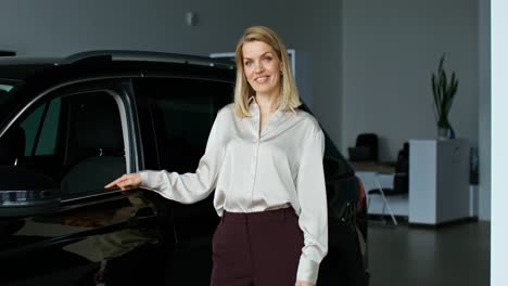 mujer de negocios en una sala de exposición de automóviles