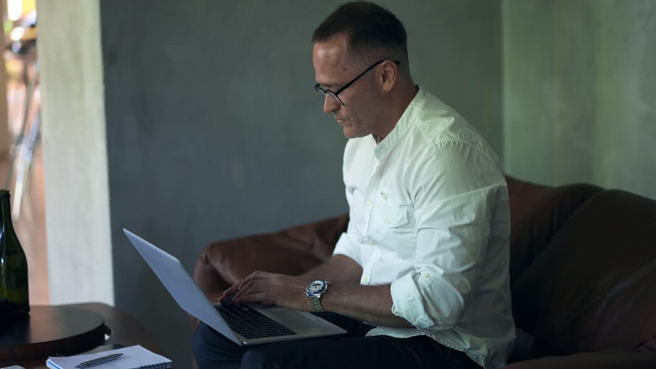 y hombre de negocios trabajando en una computadora portátil. hombre profesional escribiendo en el teclado de la computadora portátil en un café. retrato de negocios positivos