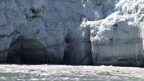 Hielo-Derretido-Flotando-En-Las-Aguas-De-La-Bahía-En-La-Base-Del-Glaciar-Margerie