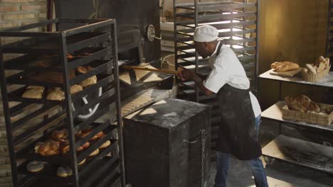 animación de un panadero afroamericano poniendo rollos en el horno