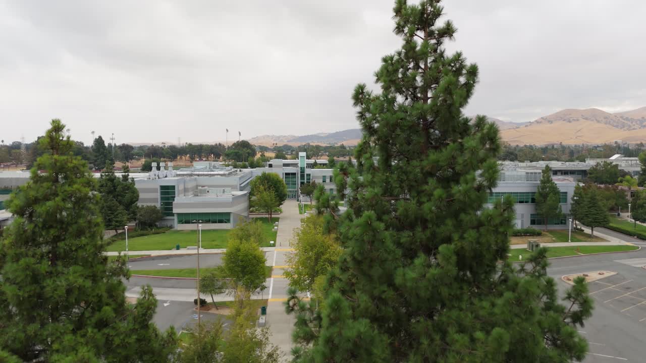 Tomas aéreas con drones sobre el exterior de un Community College en Pittsburg, California