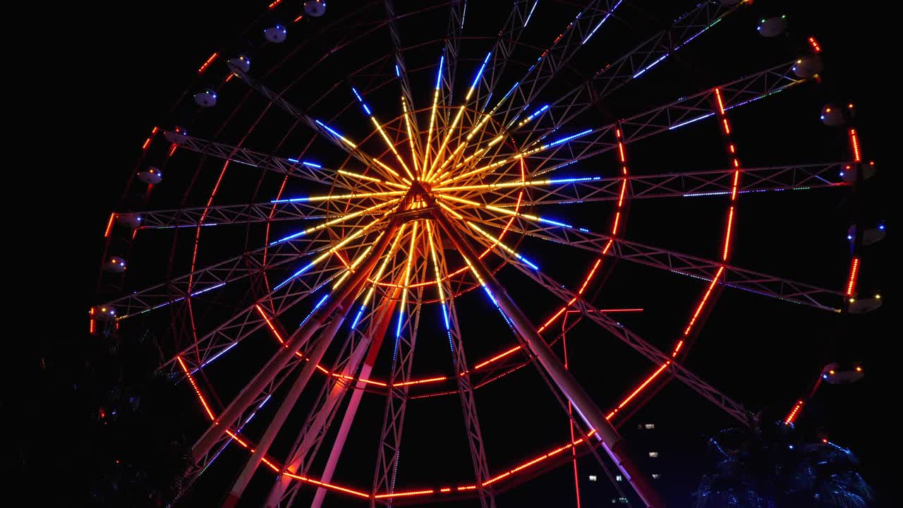 불빛이 있는 페리스 이 밤에 회전합니다.