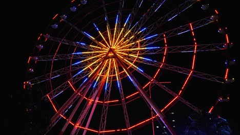 la rueda de la fortuna con luces gira por la noche