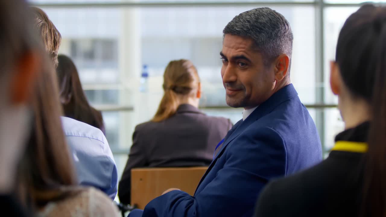 hombre de negocios sentado en el seminario de negocios 4k