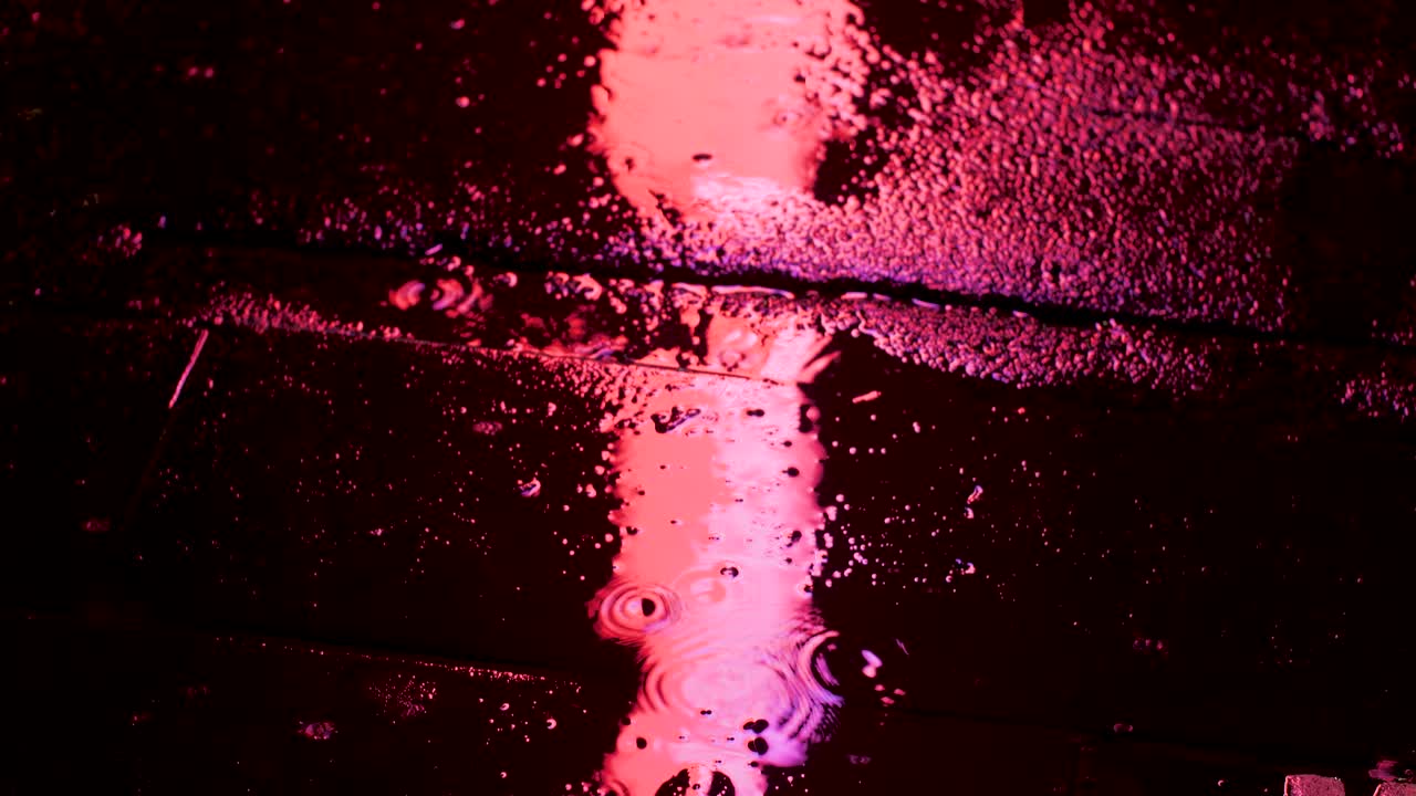 colorida luz de la ciudad ver reflejos sobre el agua durante el día lluvioso