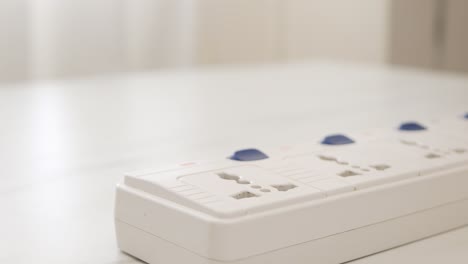 cierre la mano del hombre desconectando la batería del adaptador del teléfono y apague el interruptor quitando el cargador