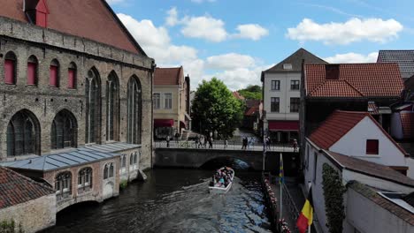 drohnenaufnahmen der stadt brügge an einem geschäftigen sommertag