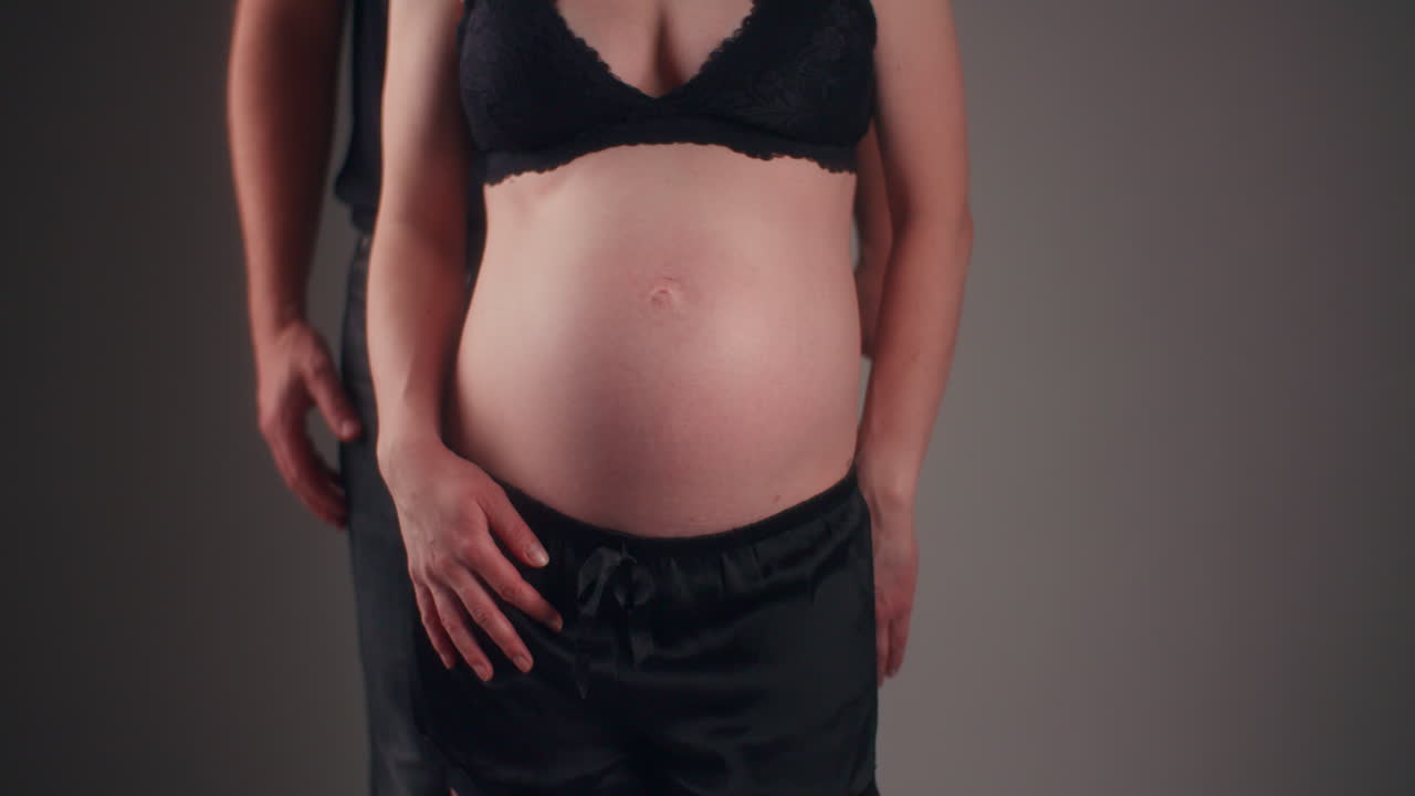 dos padres que esperan un bebé mujer embarazada