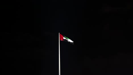 La-Bandera-De-Los-Emiratos-Árabes-Unidos-Bajo-El-Claro-Cielo-Nocturno,-El-Símbolo-Nacional-De-Los-Emiratos-Árabes-Unidos.