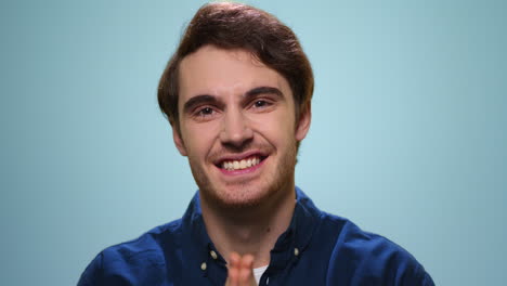 hombre emocionado celebrando el éxito en el estudio. hombre feliz mostrando el gesto del sí