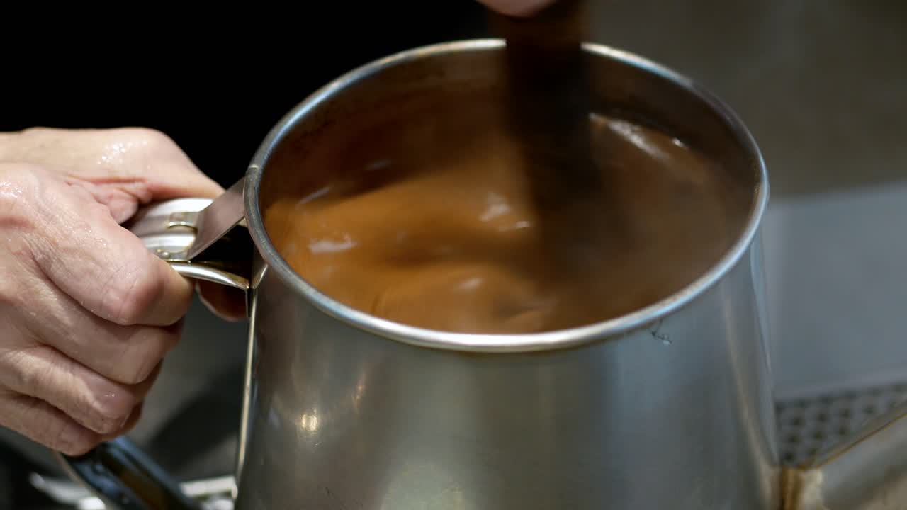 Preparazione di una tazza di tè in un negozio locale a Singapore