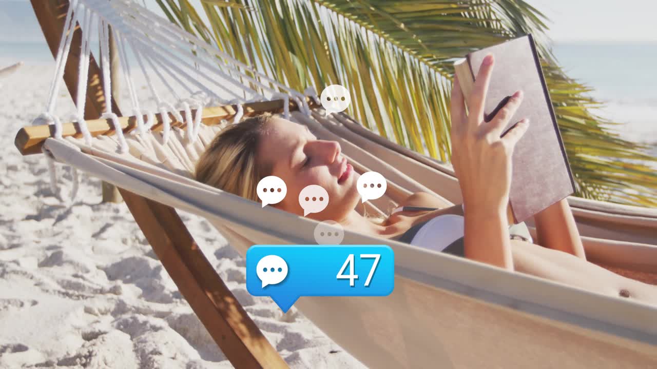 Donna sdraiata su un'amaca che legge un tablet, toccando lo schermo e monitorando la crescita dei commenti sui social media.