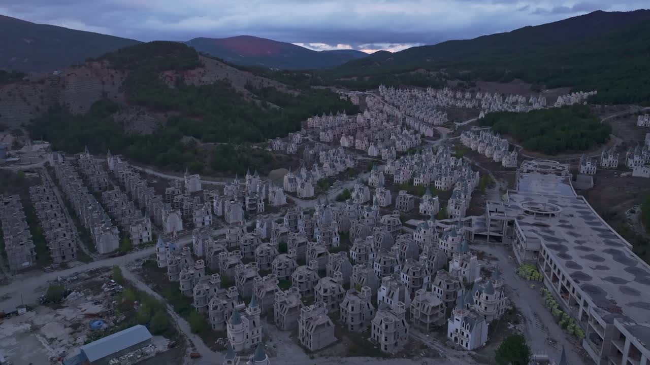 Akşam ışığı, Türkiye'de terk edilmiş Burj Al Babas'ın üzerine bir parıltı saçıyor.