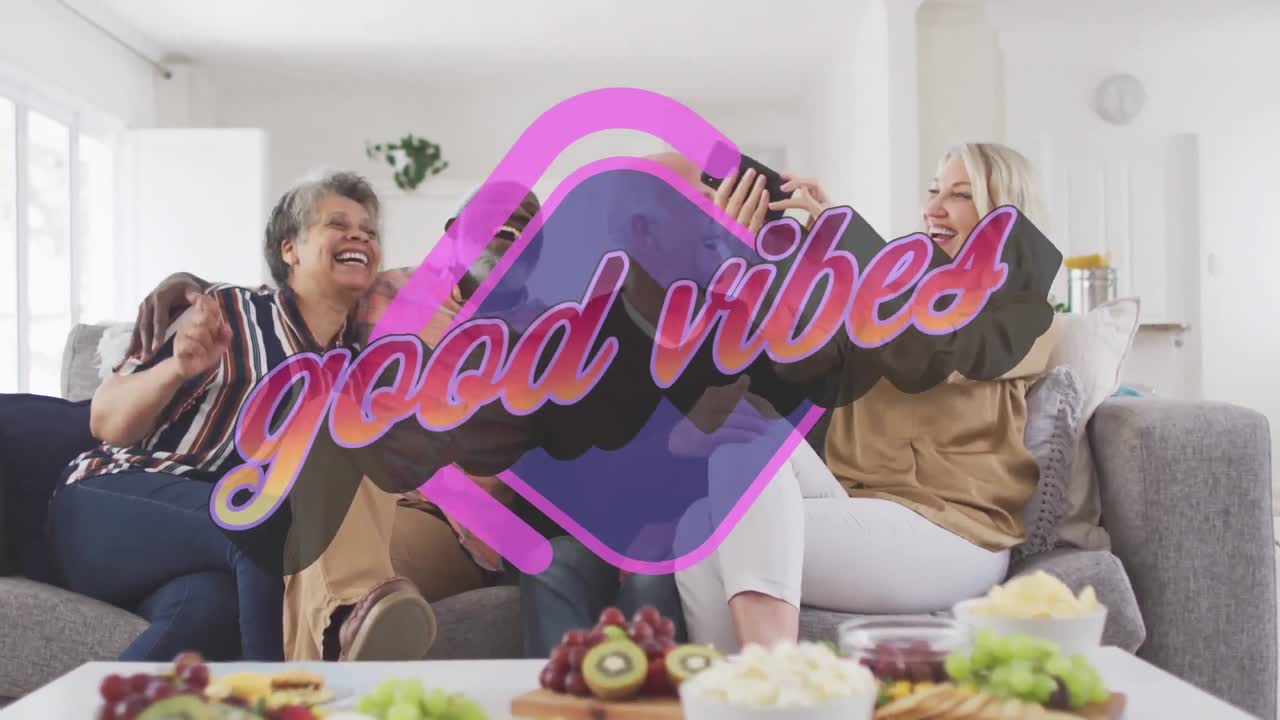 집에서 스마트폰에서 셀카를 찍는 두 명의 고령자 다양한 커플에 대한 좋은 레트로 바이브 문자