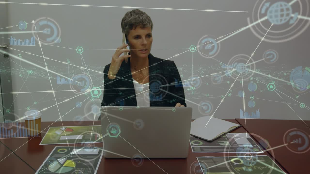 Animación de red de iconos digitales frente a una empresaria sénior caucásica hablando por teléfono inteligente.