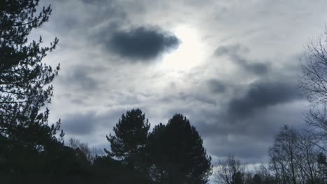 Breve-Lapso-De-Tiempo-Del-Cielo-En-El-Parque-Británico-Con-Nubes,-Aviones-Y-Estelas-De-Vapor-3