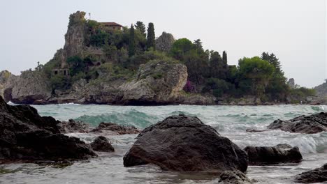 áspera-Escena-De-Playa-Rocosa,-Costas-De-Taormina,-Italia,-Un-Reino-Mágico-De-Fantasía