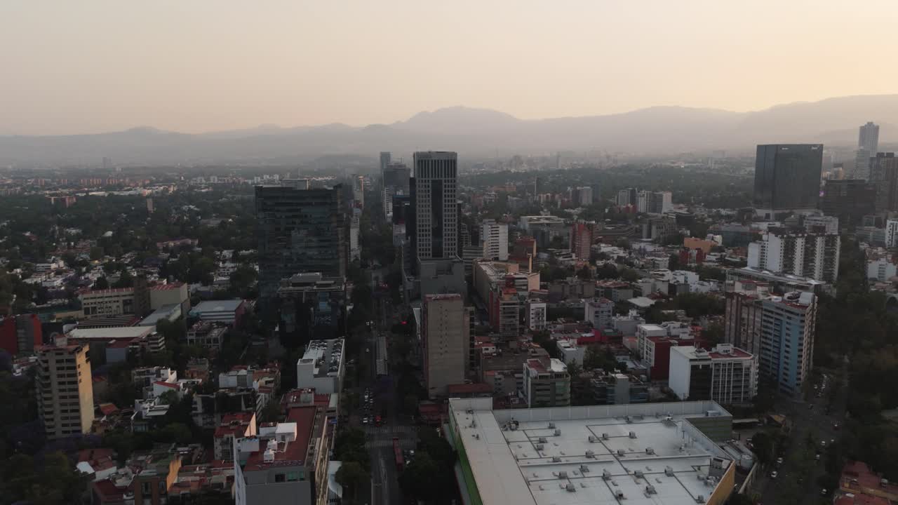 Gün batımının drone görüntüsü, referans olarak bir bina ile, CDMX.