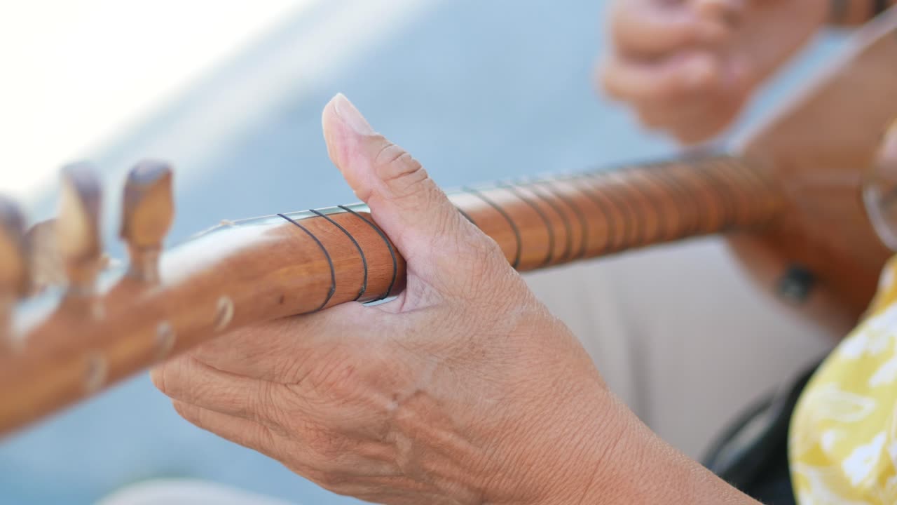 터키 사즈를 연주하는 것