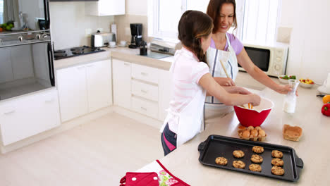 madre e hija horneando juntas
