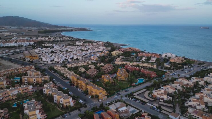 Vista aérea de uma área residencial de Playa nudista Vera em Playa de veras. Almeria, Espanha: muitas casas residenciais com piscina na costa do Mediterrâneo
