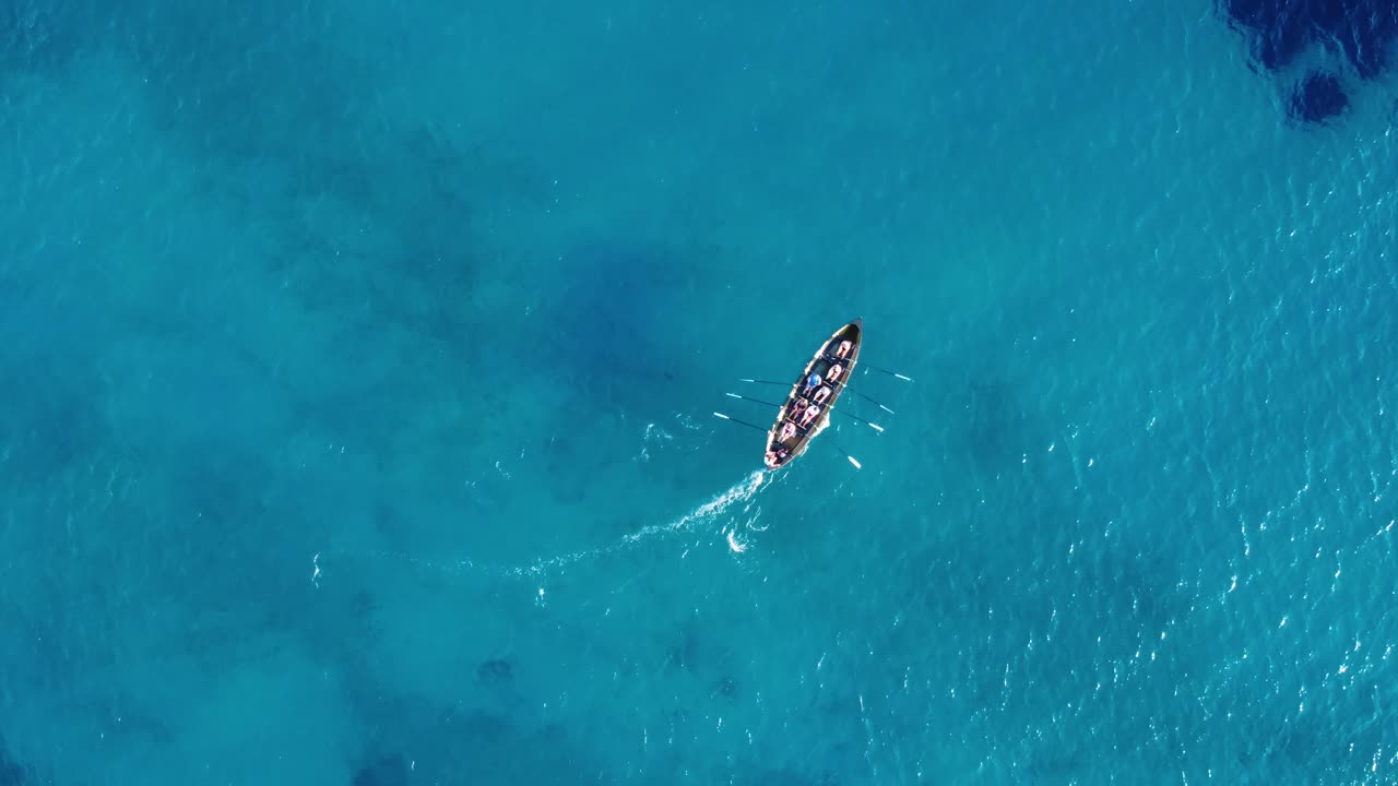 vista de pájaro drone tiro de un equipo de remeros en un bote de remos en el agua