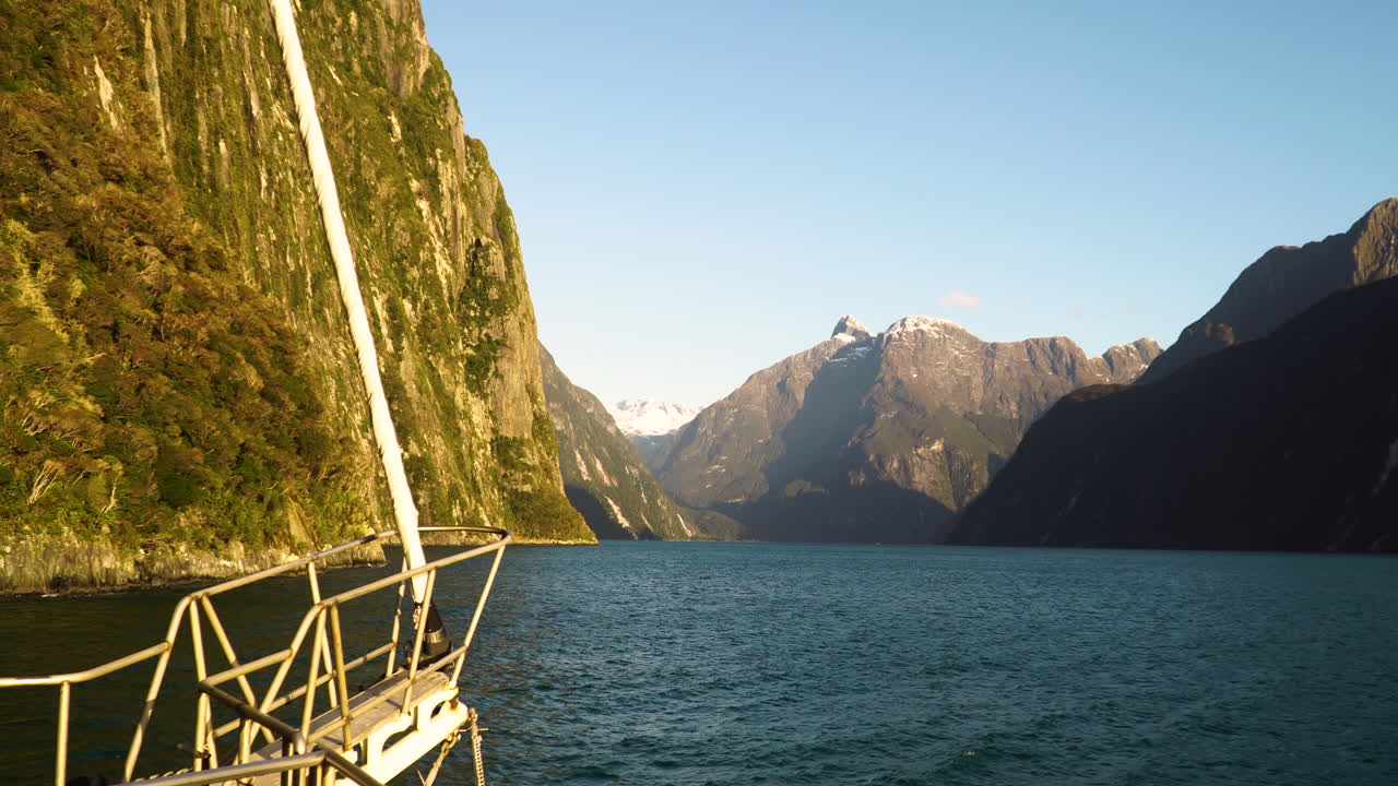 밀포드 사운드 피요르드 뉴질랜드에서 순항하는 범선의 뱃머리에서 경치 좋은 전망