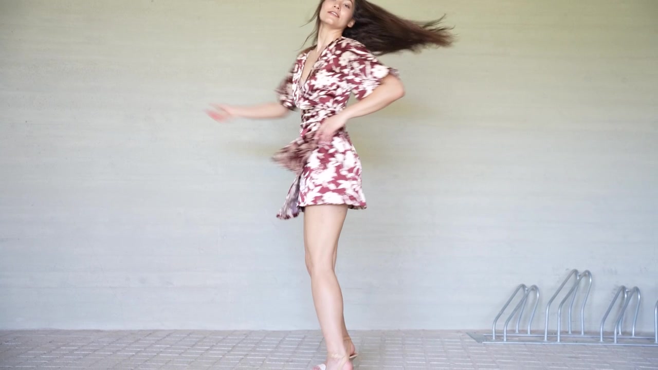 short dress dance video Girl Dance: Girl showed bold dance wearing mini dress on the roadside,  people went crazy after watching viral video