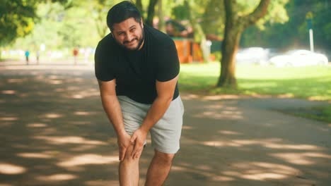 Young-man-getting-knee-injury-while-running-at-the-park