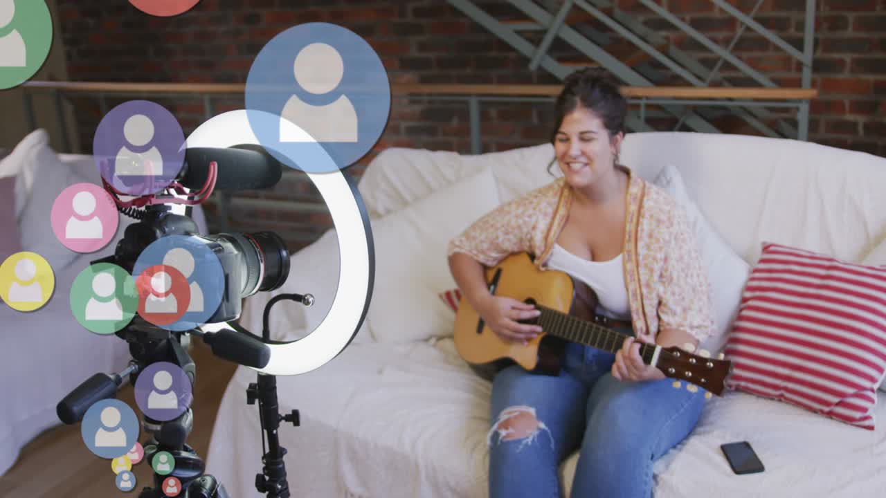 animación de iconos de personas sobre vlogger femenina tocando la guitarra grabando vlog en casa